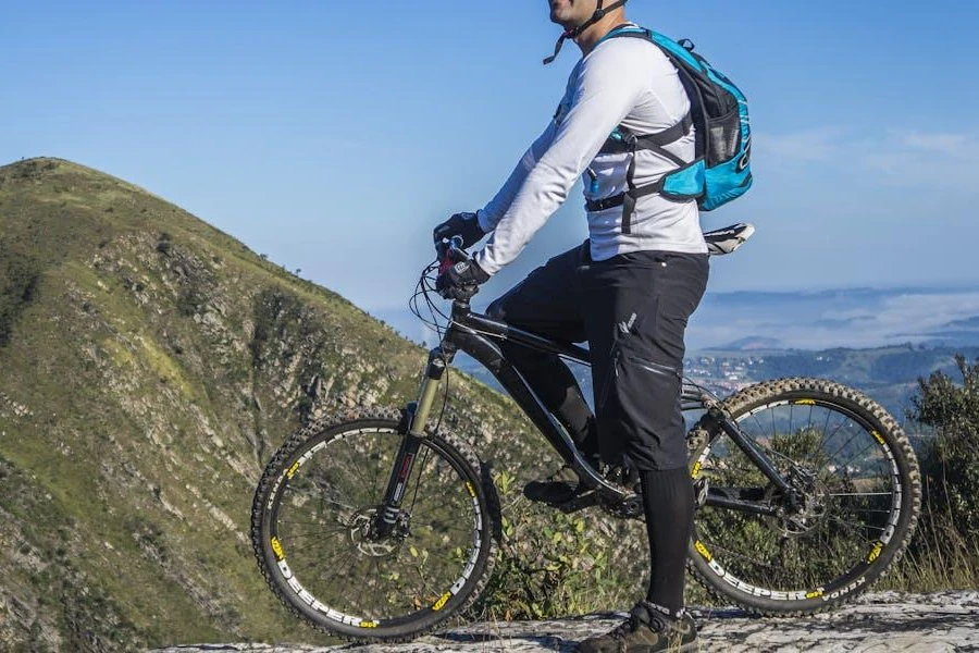 Ciclista solitario in posa con una maglia da ciclismo a maniche lunghe