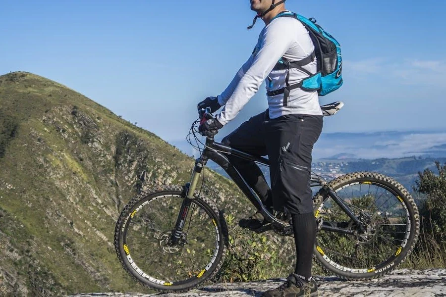 Einsamer Fahrer posiert in einem langärmeligen Radtrikot