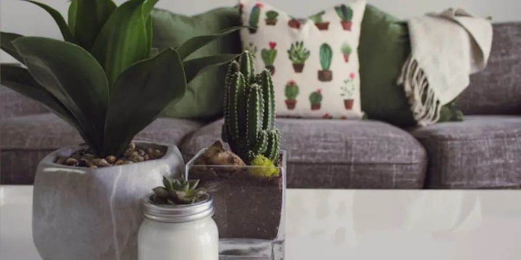Gür yeşillikler ve zarif mobilyalar şık yaşam alanlarını güzelleştiriyor