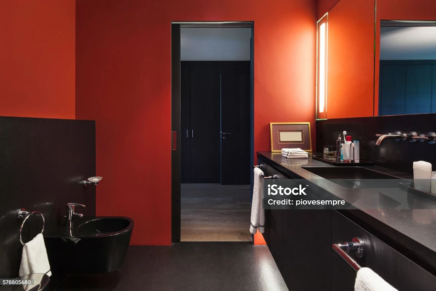 Desain kamar tidur modern dengan dinding berwarna merah oranye