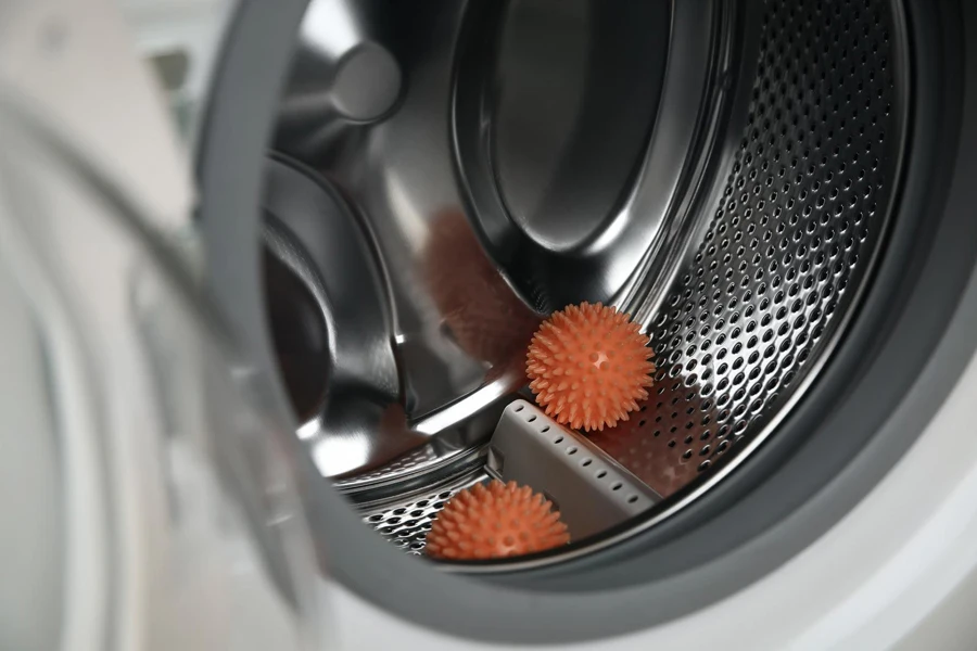 洗濯機の中のオレンジ色のシリコン製乾燥ボール