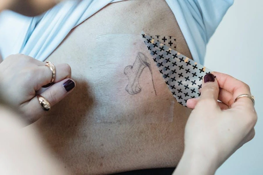 Pessoa fazendo tatuagem temporária nas costas