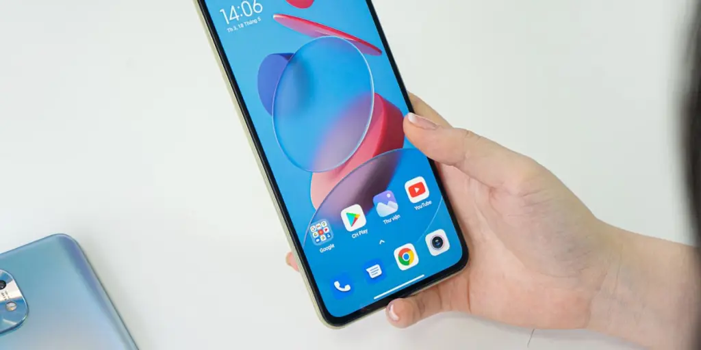 Pessoa segurando um smartphone exibindo uma tela colorida com ícones de aplicativos