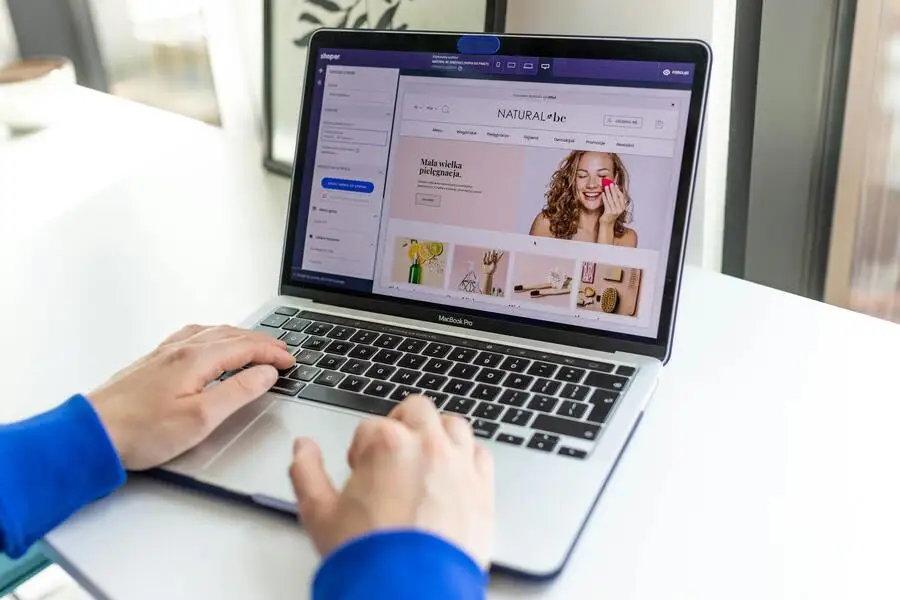 Person using a laptop on Shoper online store