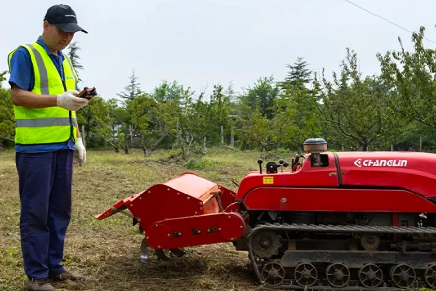 Cultivateur à chenilles télécommandé