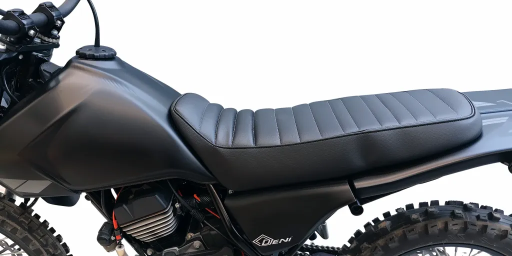 La funda de asiento negra de la marca para motocicleta todoterreno.