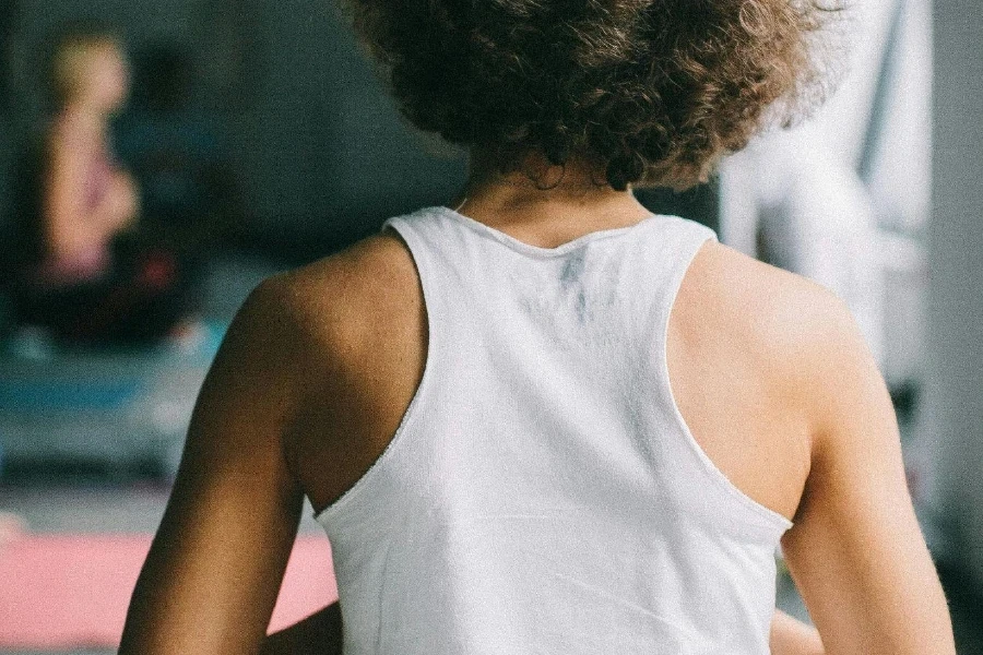 la camiseta sin mangas de mujer