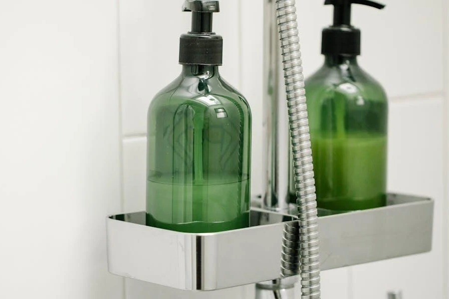 Due bottiglie di shampoo verdi in un bagno