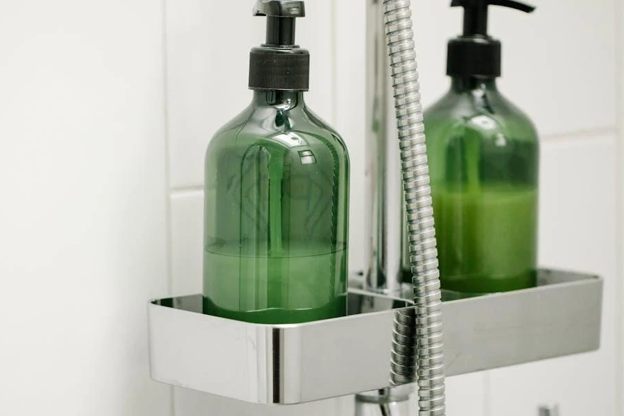 Dois frascos de shampoo verdes em um banheiro