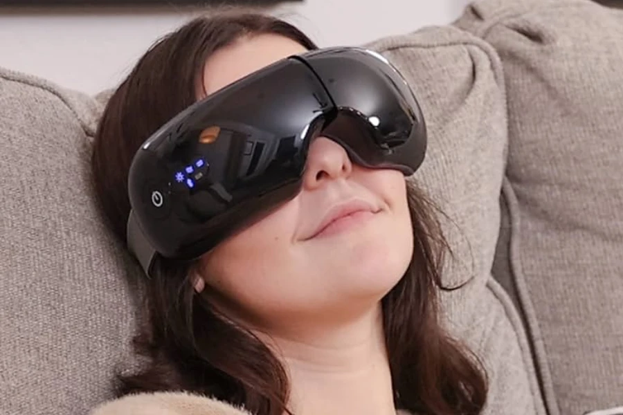 Mujer usando un masajeador de ojos de alta tecnología