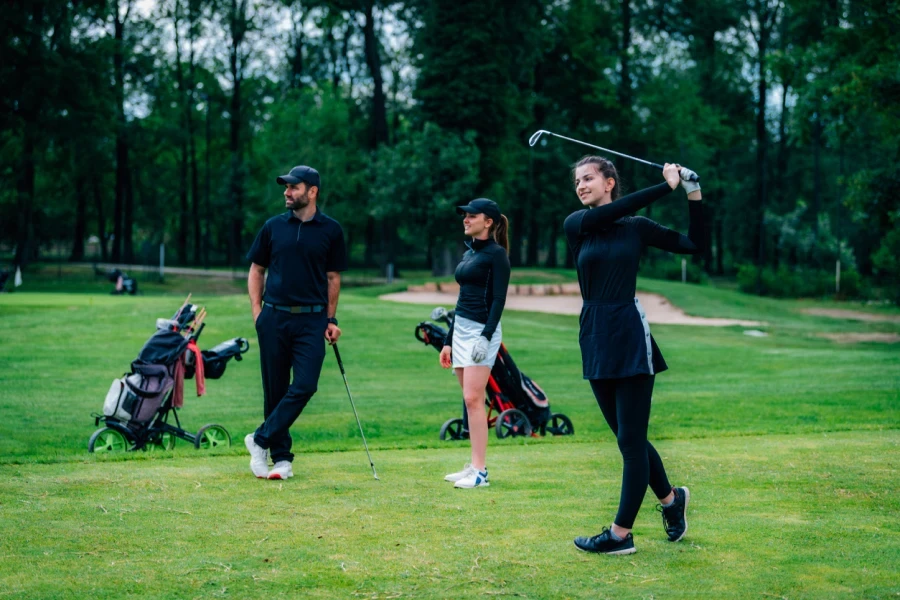 jóvenes golfistas vistiendo elegantes trajes de golf