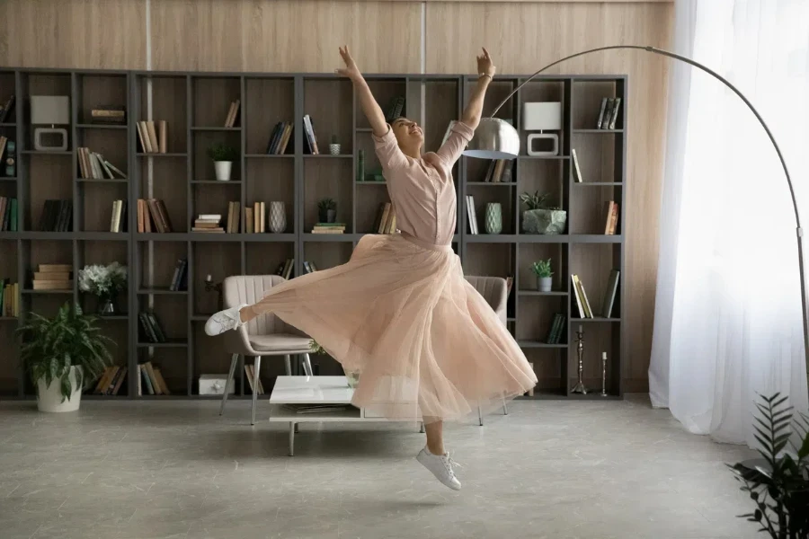 une dame dans une robe fluide et tendre, des chaussures confortables, danse un ballet, saute dans les airs