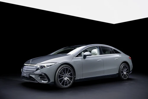 Sedan Mercedes-Benz EQS 2025 – MANUFAKTUR Signature Silicon Grey (model Eropa ditampilkan)