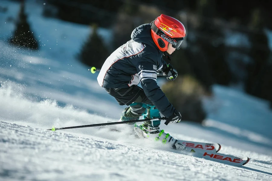 浅い焦点写真で雪原でアイススキーをしている男性