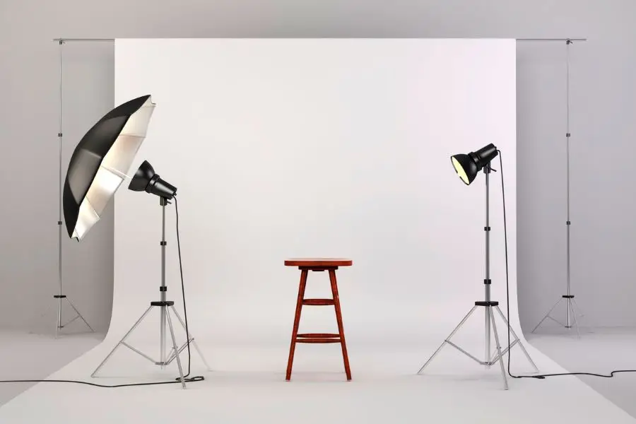 3D-Studio-Setup mit Lichtern und weißem Hintergrund