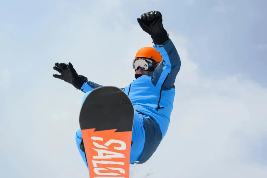 Homme sur un snowboard