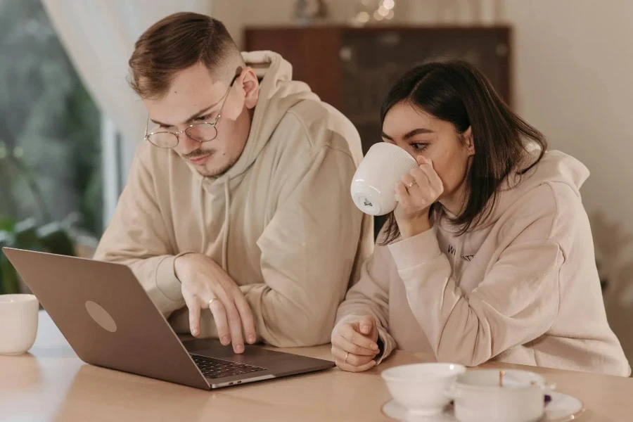 Sepasang Suami Istri Bekerja di Rumah dengan Laptop