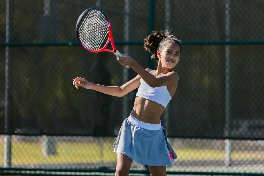 Una ragazza che gioca a tennis