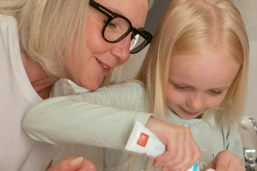 Une grand-mère qui prend soin de sa petite-fille