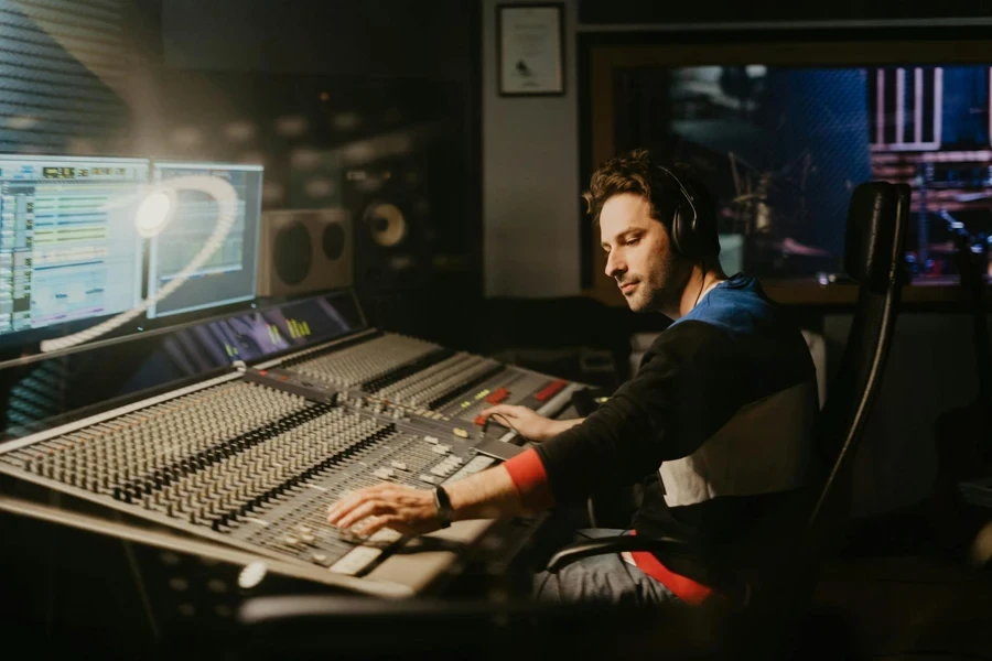 Un homme aux commandes du studio d'enregistrement