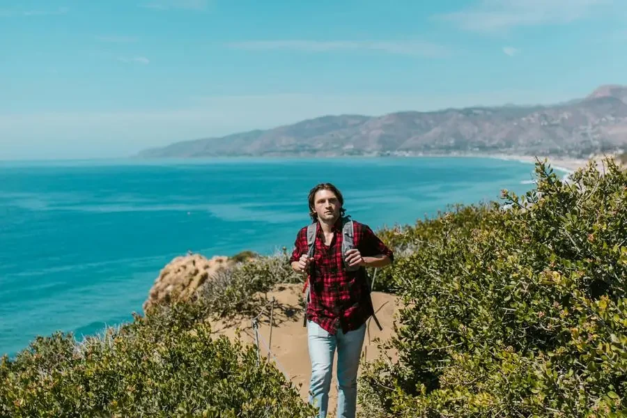 Un hombre con una camisa a cuadros y pantalones vaqueros caminando por el proyecto RDNE Stock