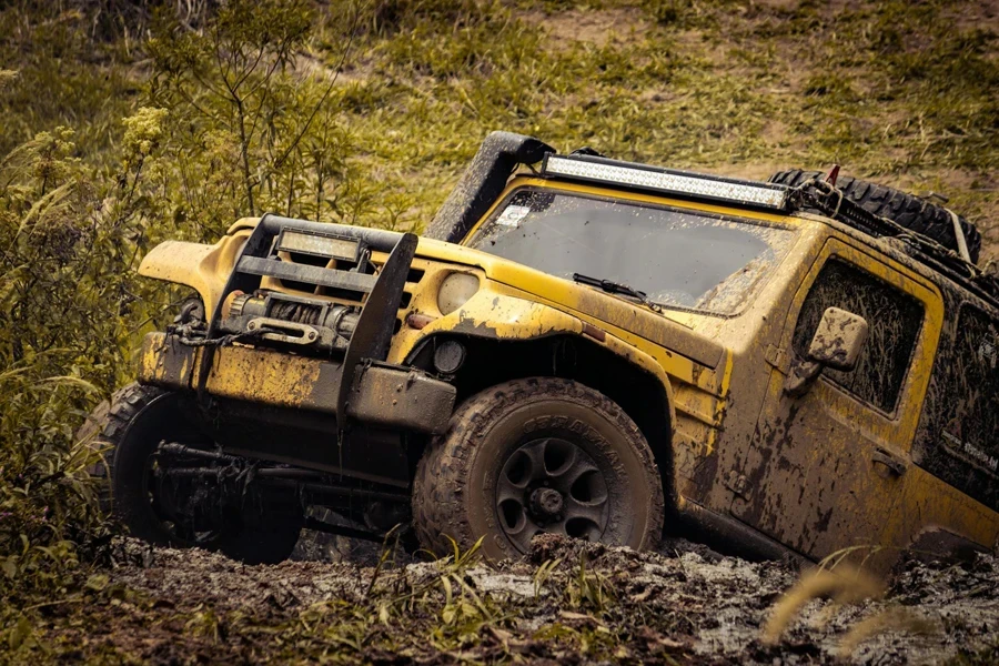 Un SUV amarillo en el barro