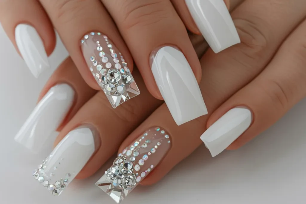 Um lindo conjunto de unhas quadradas brancas e transparentes