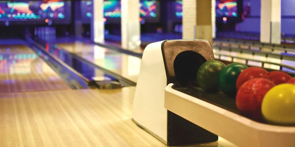 Bowling toplarının bulunduğu bir bowling salonu