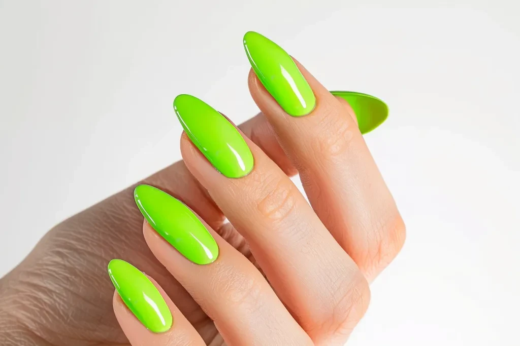 Une main avec de longs ongles peints en vert vif