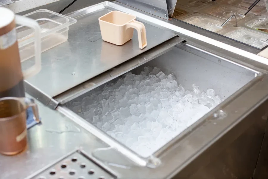 Vista di un contenitore per il ghiaccio di qualità commerciale, visto in un ristorante di bevande locale