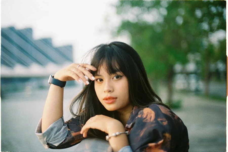 Une femme aux cheveux longs posant pour une photo