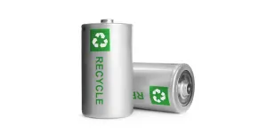 Batterien mit Recycling-Symbolen auf weißem Hintergrund