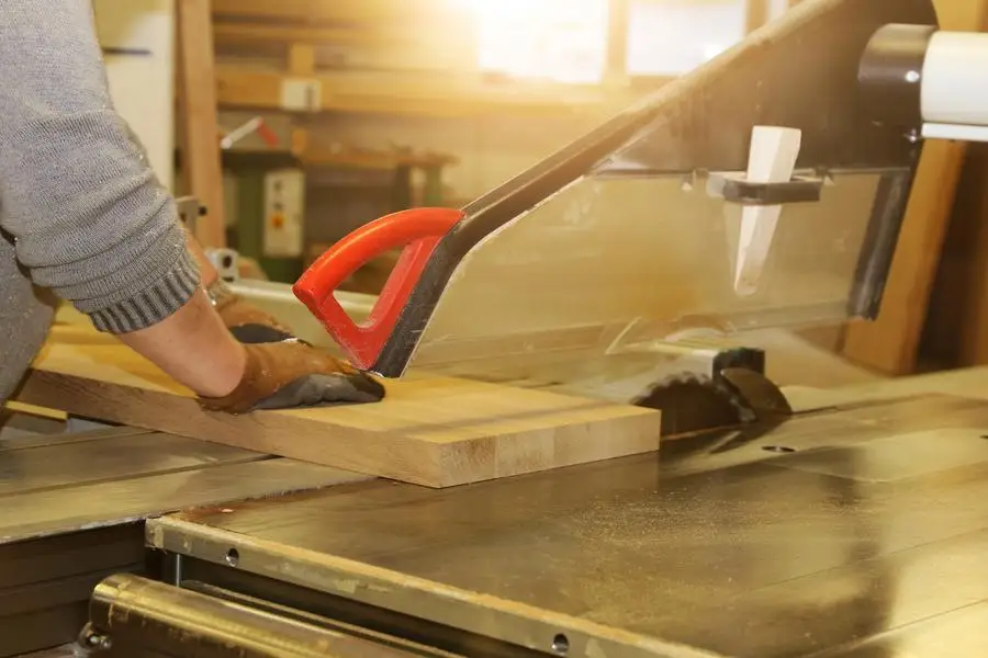 Le piallatrici da banco sono lisce e appiattiscono le superfici del legno, garantendo uno spessore uniforme su tutta la superficie.