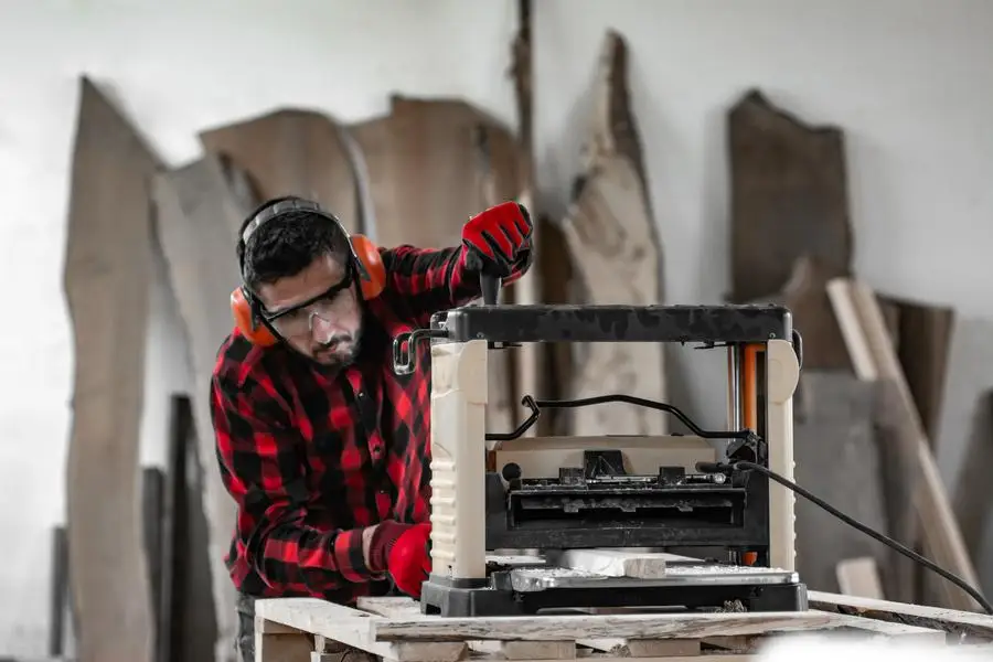 Tischhobel bieten eine Reihe von Vorteilen für Holzbearbeitungsprojekte