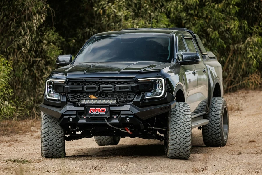 Coche Ford negro todoterreno