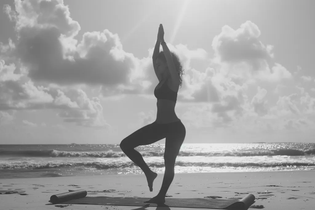 Foto em preto e branco de uma mulher fazendo ioga