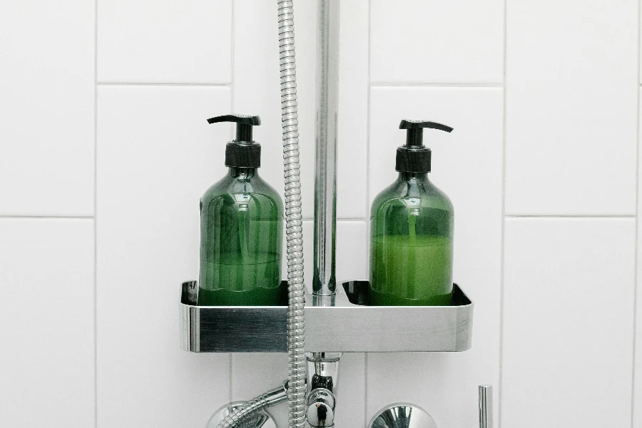 Bouteilles de produits de douche dans la salle de bain par Sarah Chai