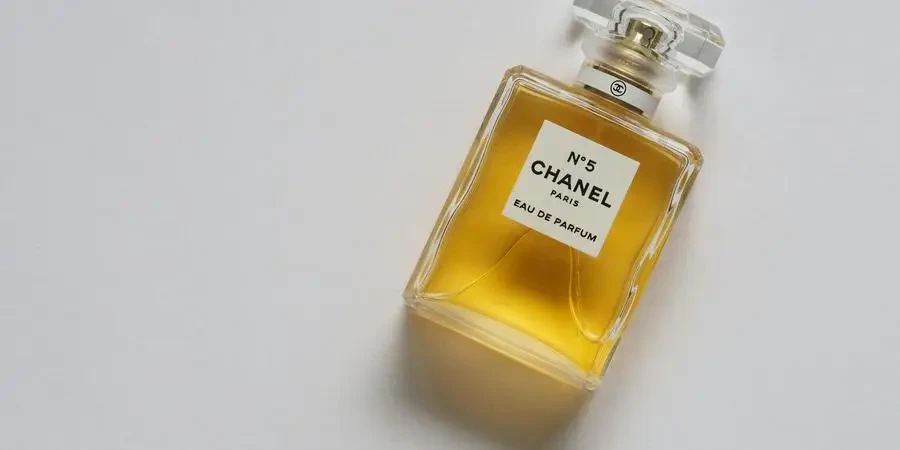 Bottiglia Chanel Paris Eua De Parfum di Jess Bailey Designs