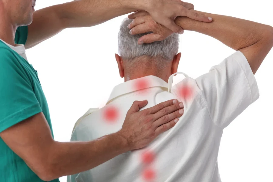 Trattamento chiropratico. Massaggio Shiatsu, punti trigger del mal di schiena. Fisioterapia per pazienti maschi anziani