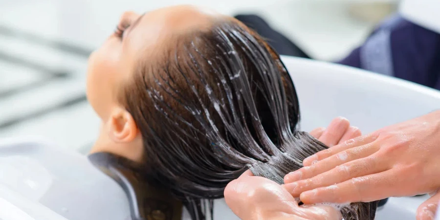 Il cliente riceve cure professionali per i capelli