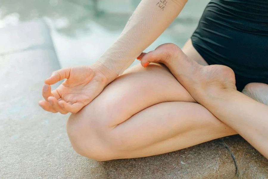 Foto en primer plano de la mano de una mujer mientras medita