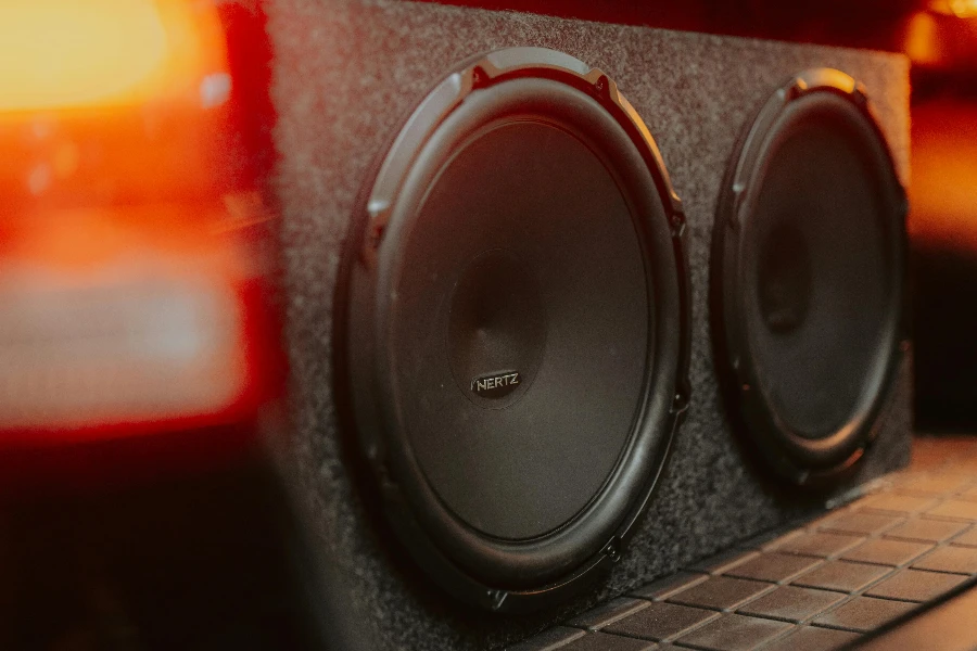 Close-up dos subwoofers de um carro