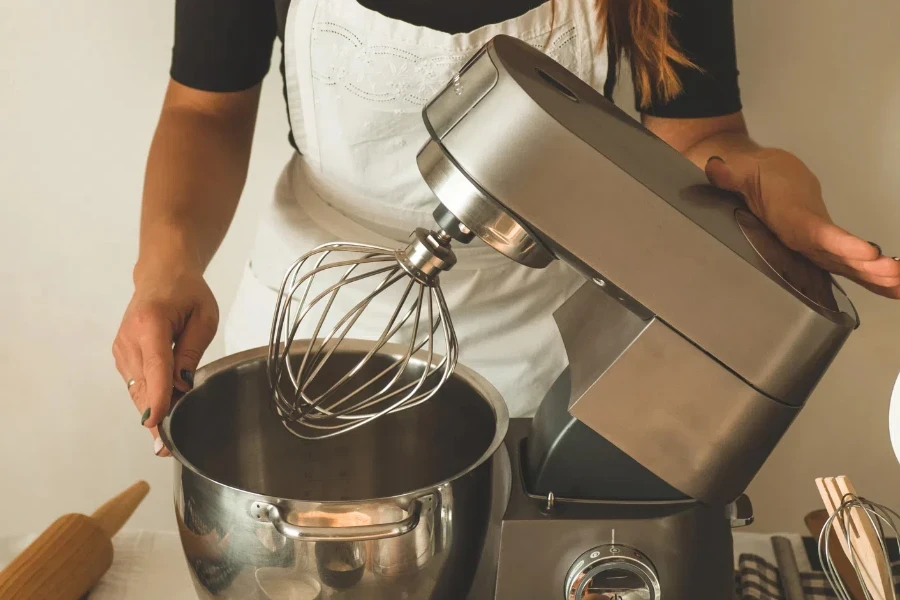 La ragazza pasticciera si sta preparando