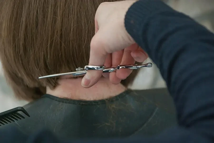 Cortar el cabello con la recortadora de puntas abiertas