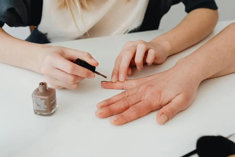 Fazendo Manicure com Esmalte por Karolina Kaboompics