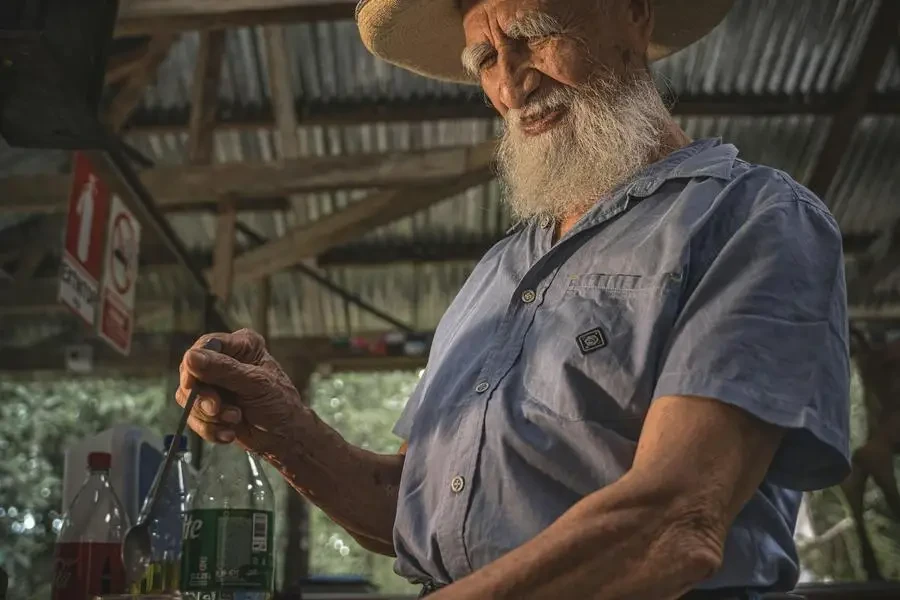 Don Goyo preparando bebida von Bill Salazar