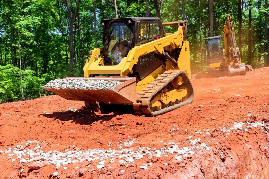 建設現場での掘削、ミニローダーボブキャットが砕石を別の建設現場に輸送