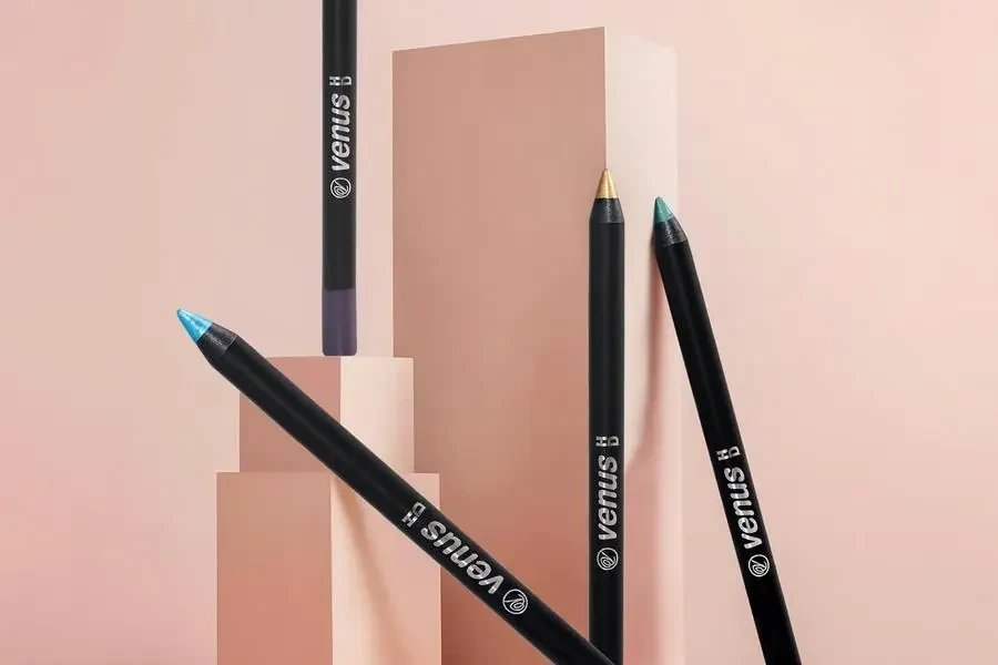 Quatre stylos noirs de 𝐕𝐞𝐧𝐮𝐬 𝐇𝐃 𝐌𝐚𝐤𝐞- 𝐮𝐩 𝐏𝐞𝐫𝐟𝐮𝐦𝐞