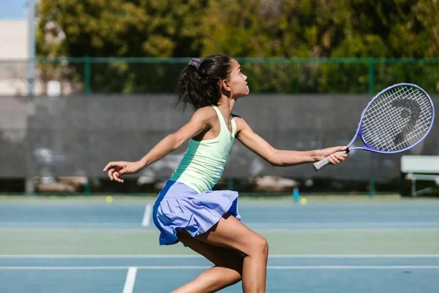 Ragazza che gioca a tennis