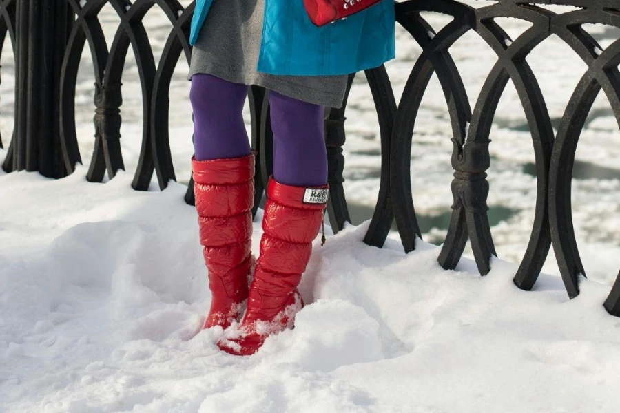 Chica con botas para la nieve